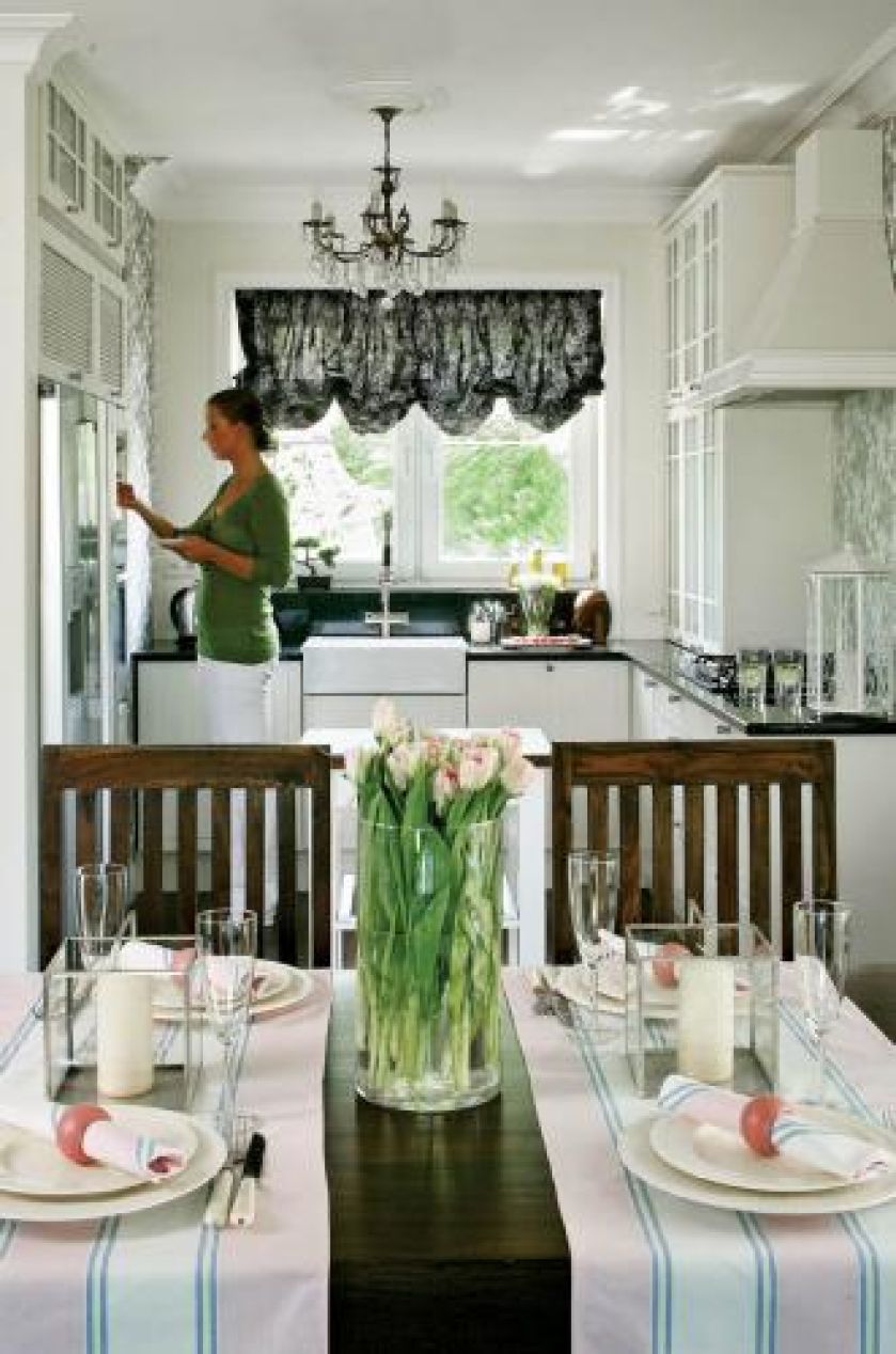 Kuchnia łączy się z jadalnią. Orientem urządzone wnętrza