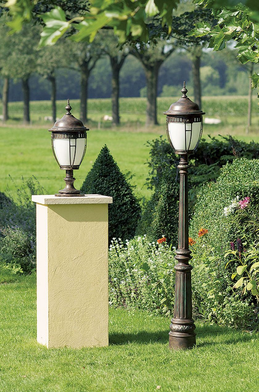 Latarnie AL (wysokości 60 cm i 153 cm) są zrobione z ręcznie kutej stali i żeliwa, ŻYRANDOLE