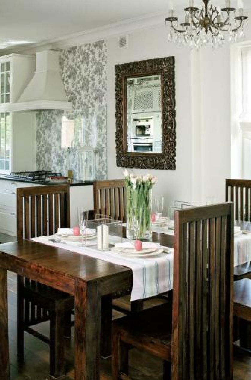 Nad stołem wisi kryształowy żyrandol.