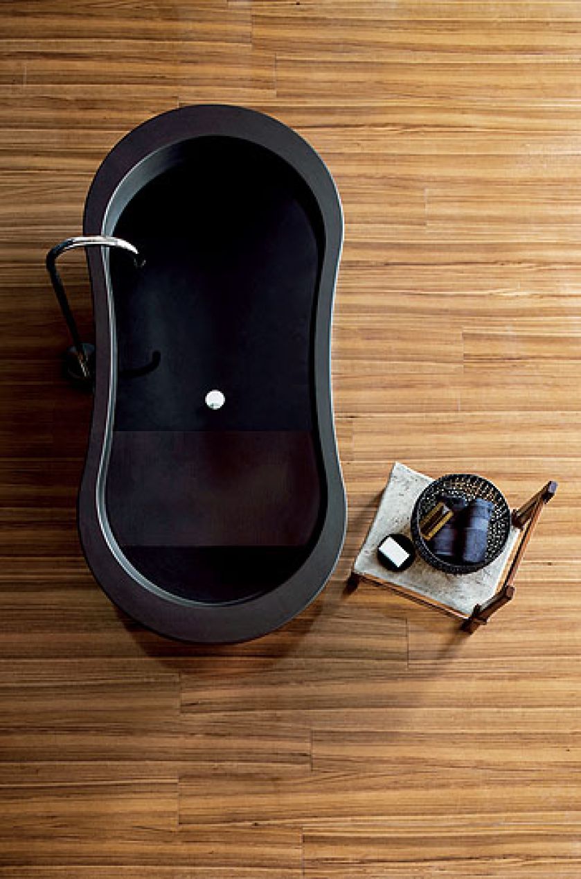 Naturalnie – kwarcytowa wanna z serii Convivium na drewnianej podłodze. NEUTRA