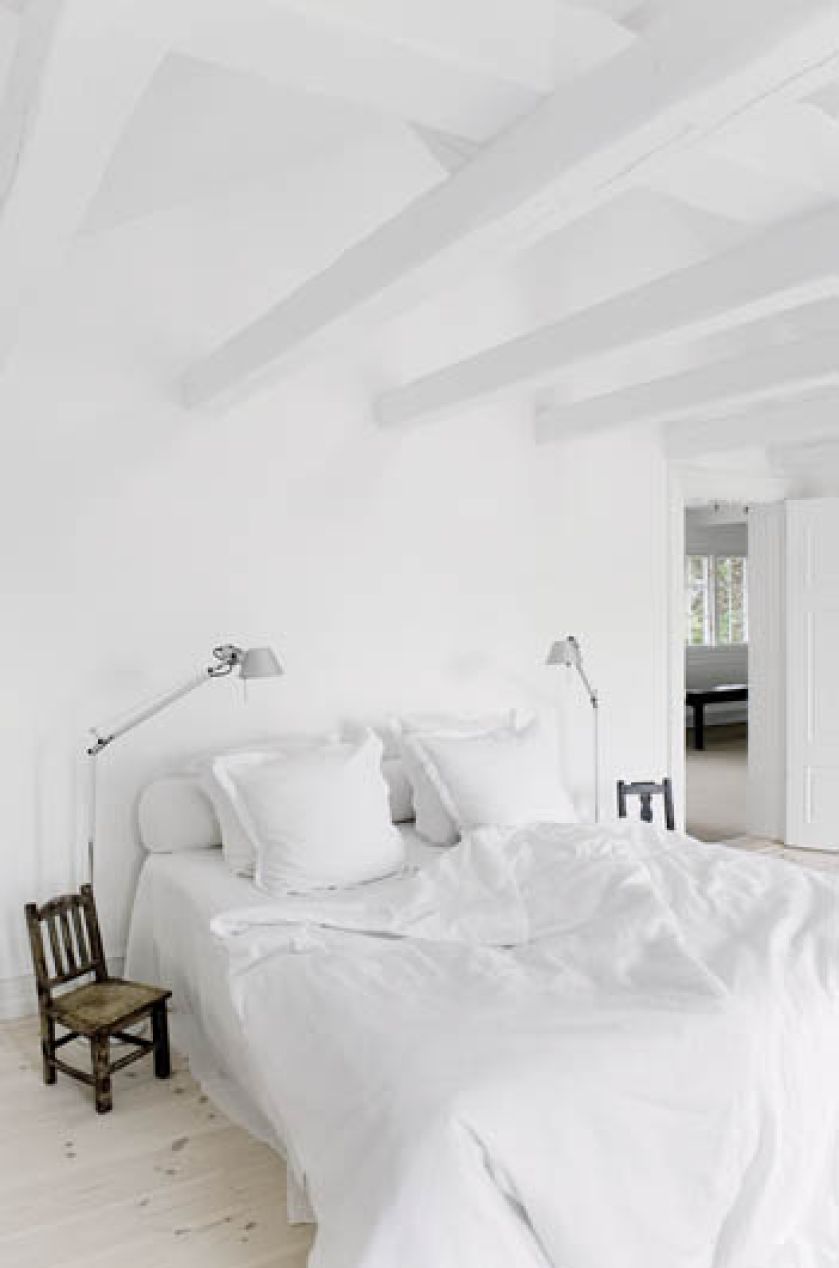 Ogromne łóżka i dwa chińskie, dziecięce krzesełka.