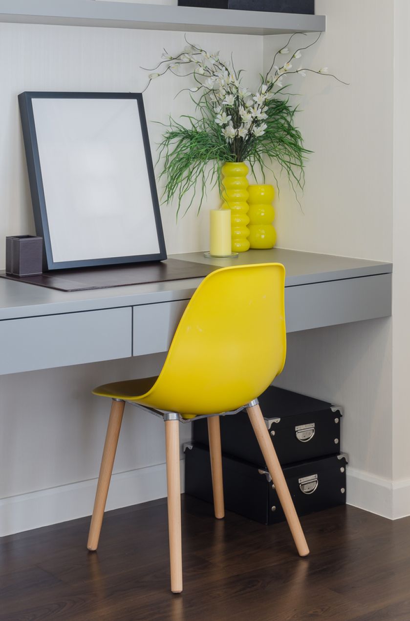 Pochwała prostoty,klasyki i nowoczesności. To przykład miejsca wielofunkcyjnego - tradycyjnej toaletki, ale także