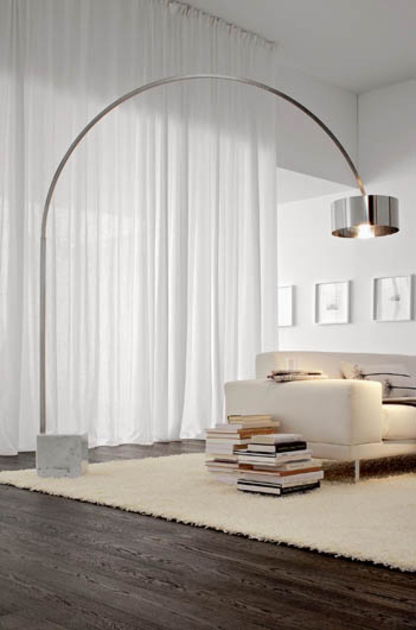 Stal na marmurowej podstawie, 1167 euro. STUDIO ITALIA