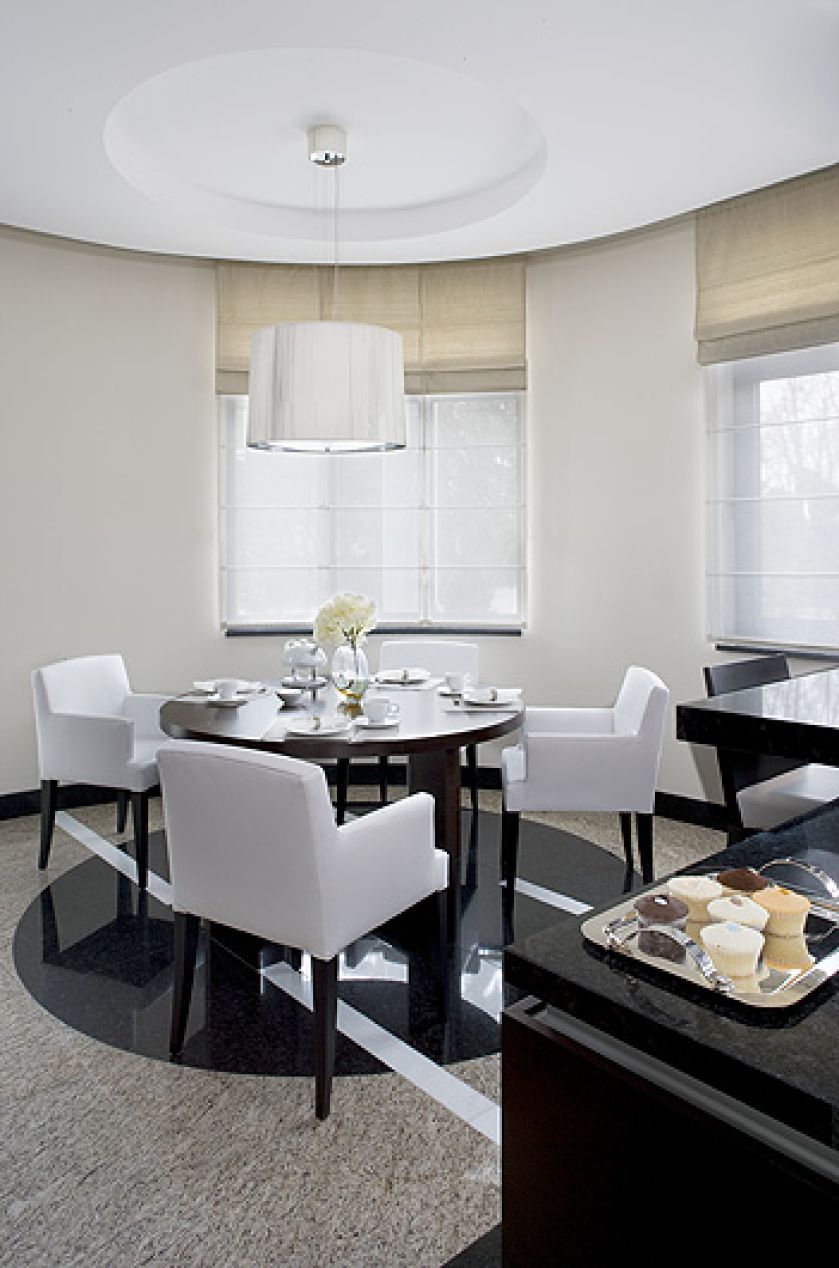 Stół do kuchni został zrobiony na zamówienie. Krzesła z włoskiej firmy Meridiani, lampa Axo Light.