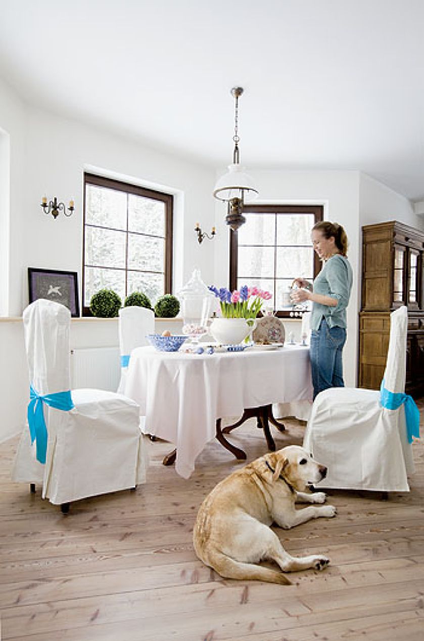 Stól w jadalni. Biały domek z gankiem