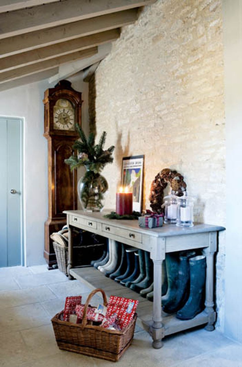 Angielski dom w dawnej stodole w świątecznej dekoracji