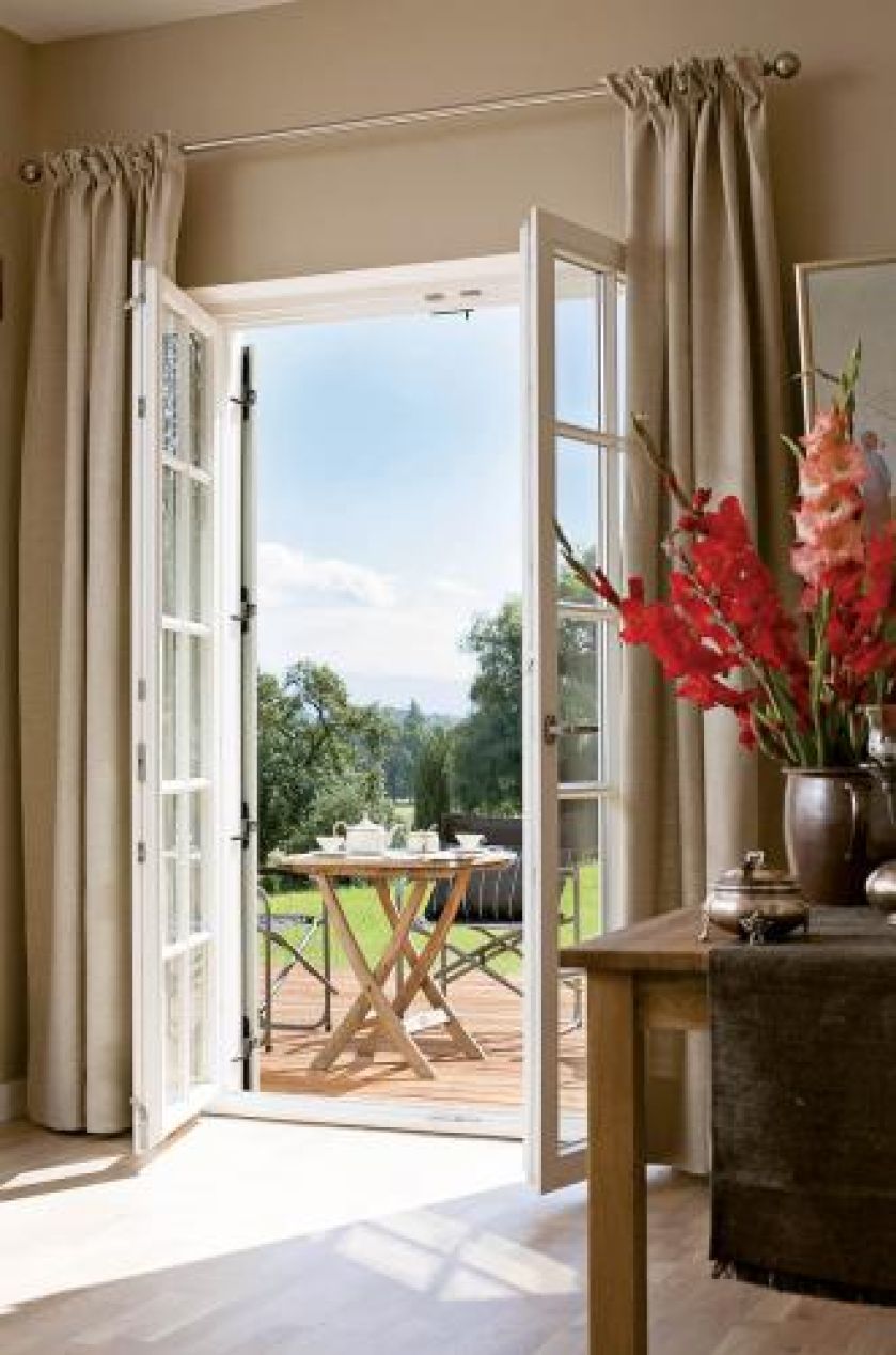 To dla widoków z okna Kucharscy kupili ten dom. Pod kolor szarorudego muru urządzili kuchnię.