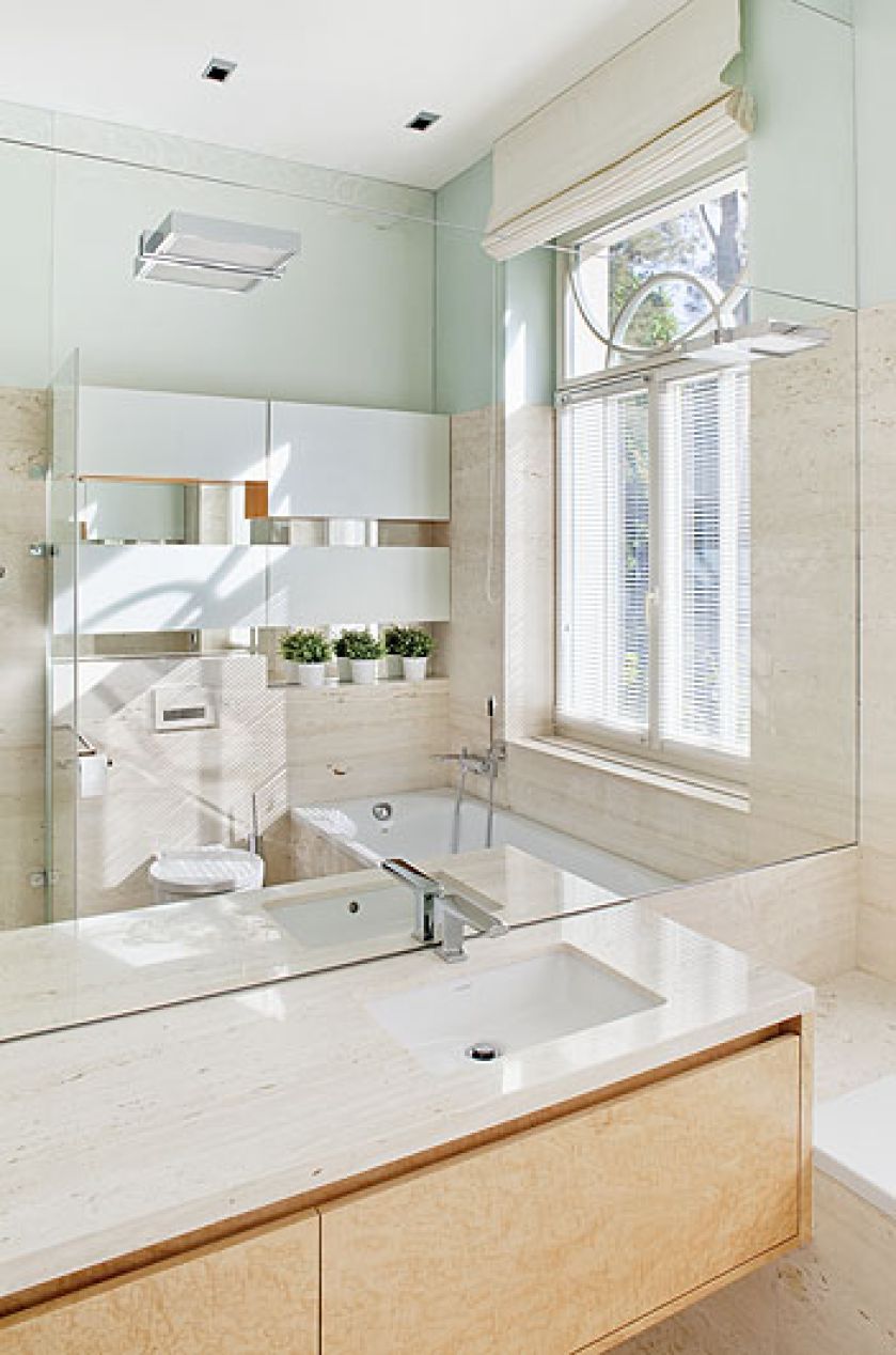 W łazinkach królują trawertyn i onyks oraz szkło.