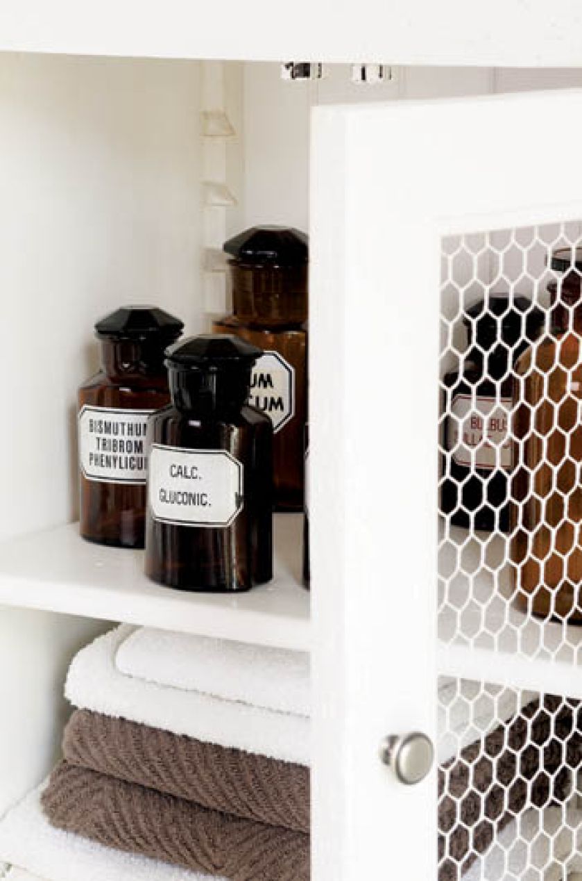 Właściciel tej łazienki nie może narzekać na brak schowków.