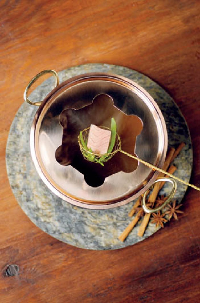 Wschodnia odmiana fondue - kawalki warzyw, mięsa lub ryby zanurza się i gotuje w ustawionym na stole kociołku z bulionem.