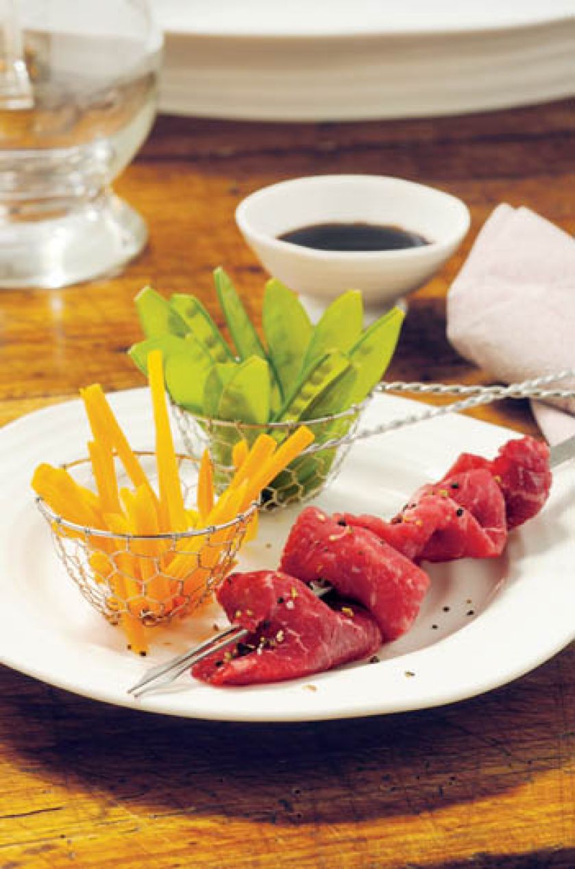 Wschodnia odmiana fondue - kawalki warzyw, mięsa lub ryby zanurza się i gotuje w ustawionym na stole kociołku z bulionem.