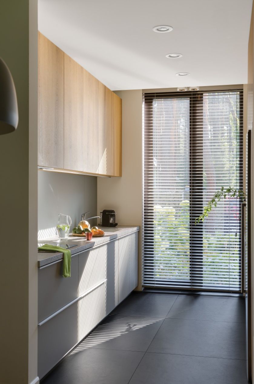 Czym zasłonić okno w kuchni