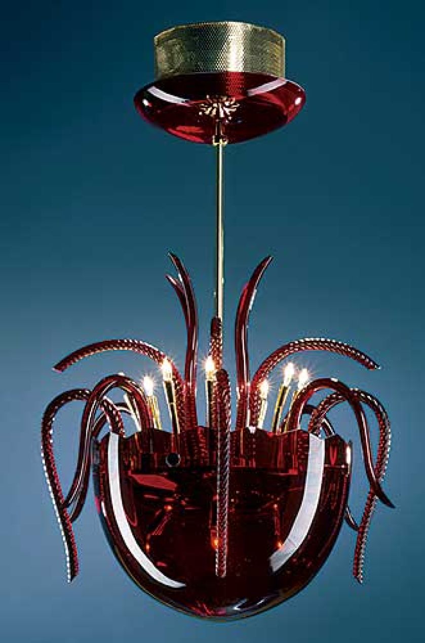 Żyrandol Fuoco z karminowego szkła kryształowego kosztuje 4750 zł. KRYSZTAŁ