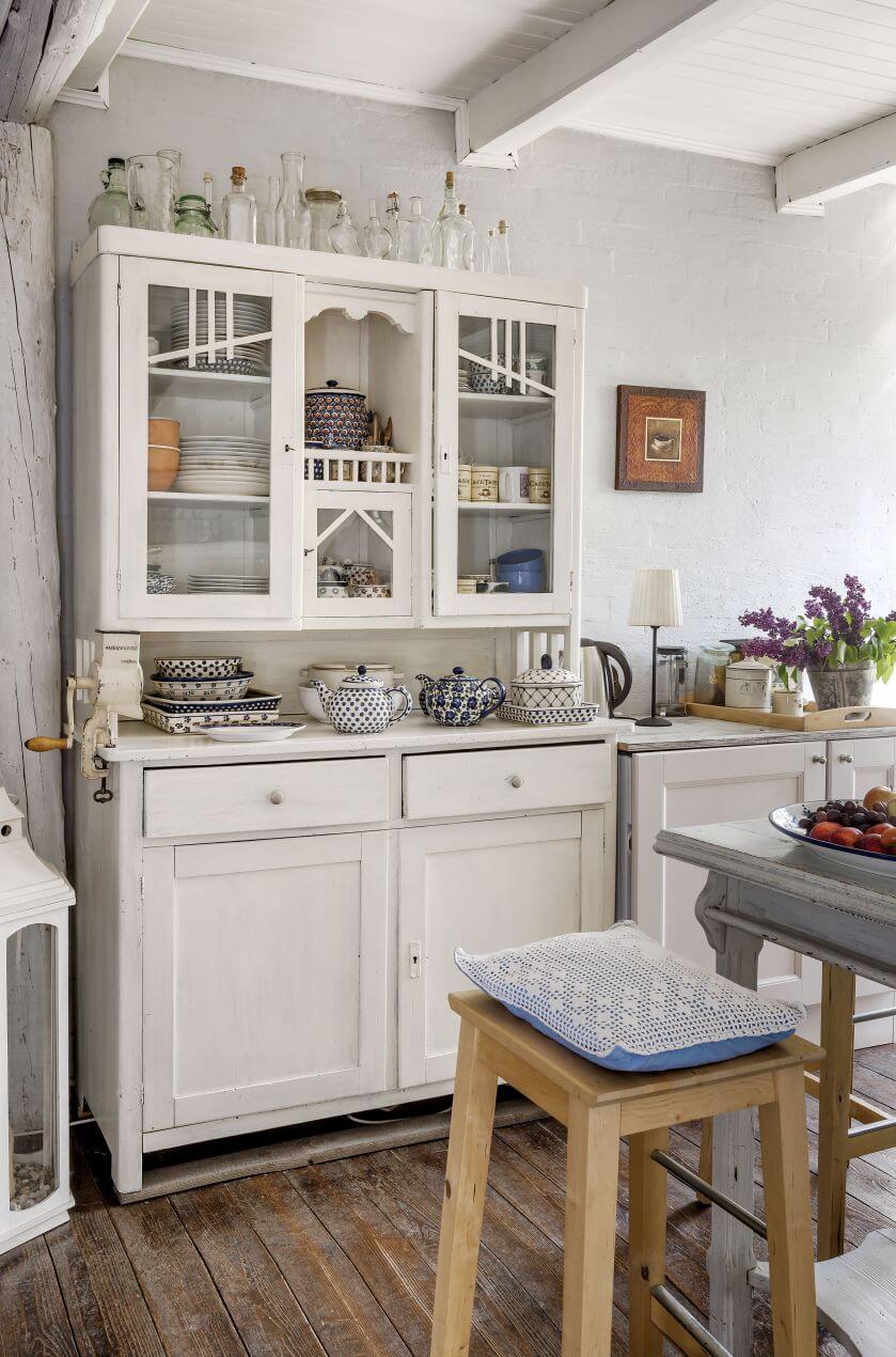 Piękny biały kredens w kuchni i biało-granatowa zastawa z Bolesławca.