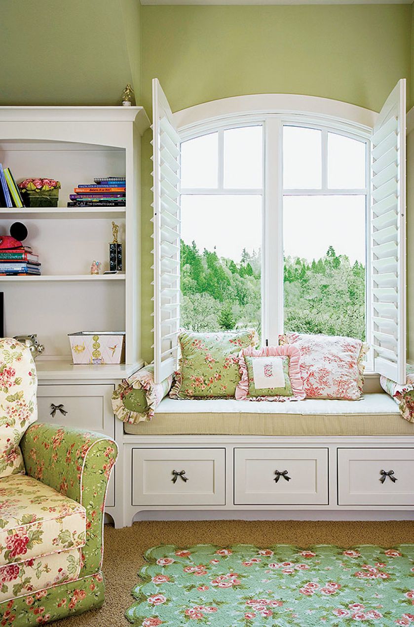 Przestrzeń pod oknem można zabudować niskimi półkami lub szufladami, a górne ich blaty wykorzytsać jako siedzisko przy oknie.