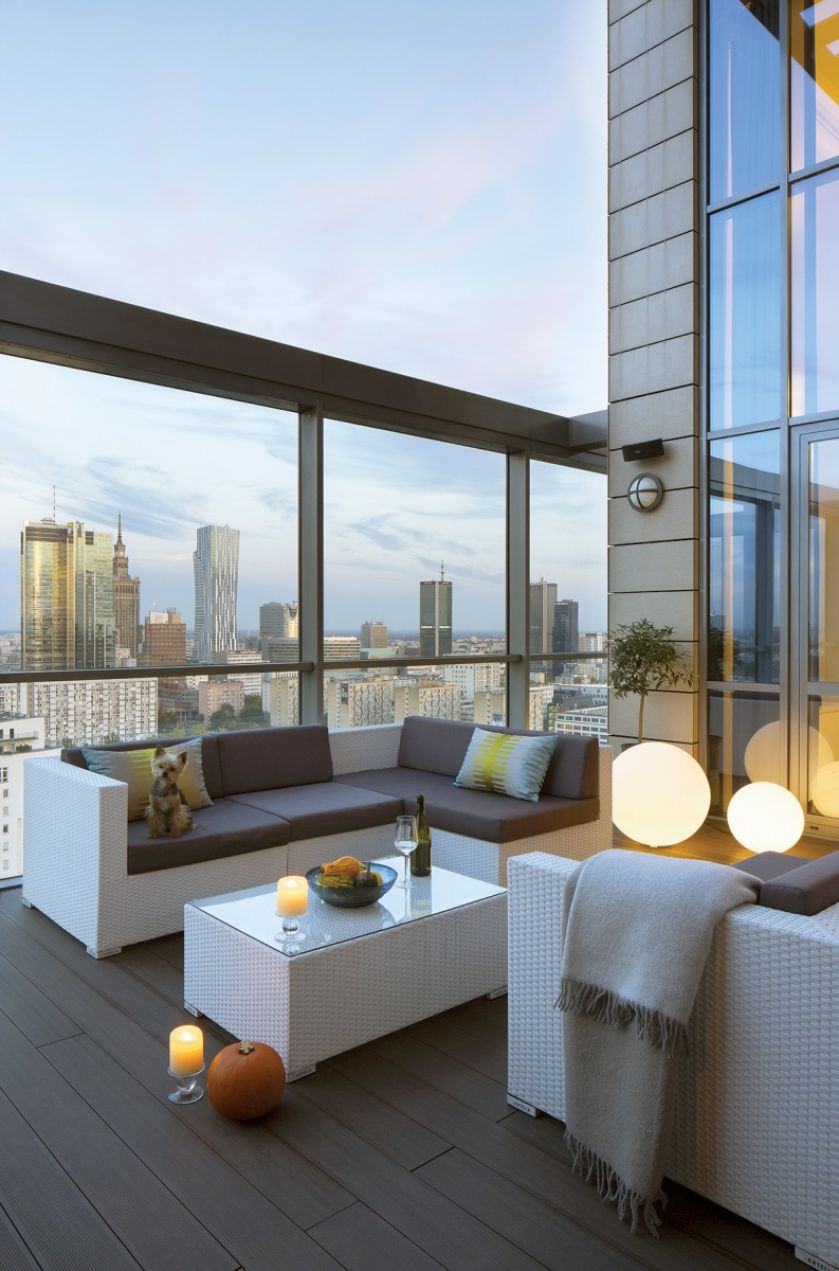 Takie widoki zobowiązują. Nowoczesny, luksusowy apartament został więc urządzony tak, żeby nic ich nie zasłaniało. Nawet