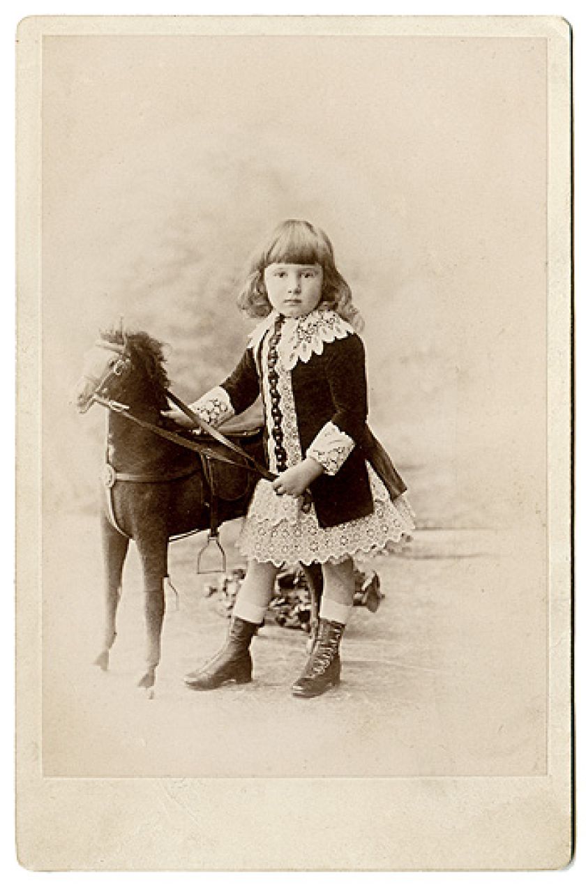 Dziewczynka w kostiumie małej księżniczki