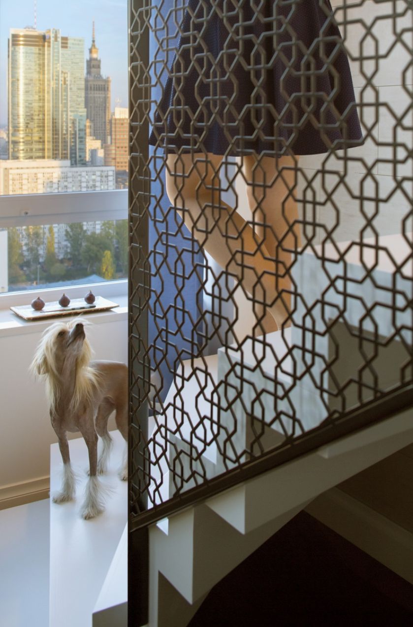 Takie widoki zobowiązują. Nowoczesny, luksusowy apartament został więc urządzony tak, żeby nic ich nie zasłaniało. Nawet