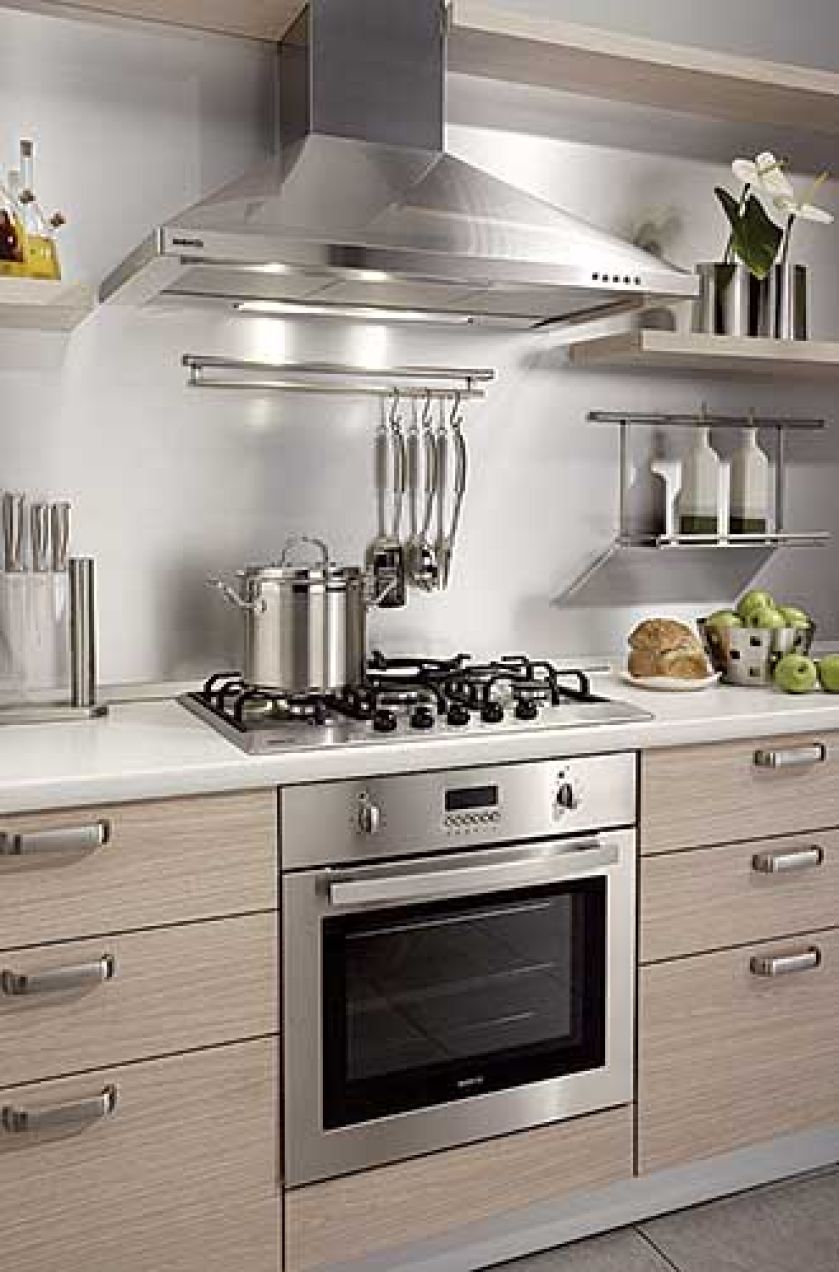 Piekarnik z potrójną szybą (żebyśmy nie oparzyli się o rozgrzane drzwiczki) i obrotowym rożnem kosztuje 1699 zł. Za okap