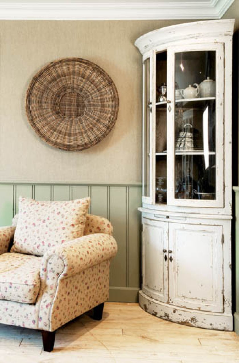 Postarzana witryna Titine firmy Flamant - 5800 zł. BIBELOU