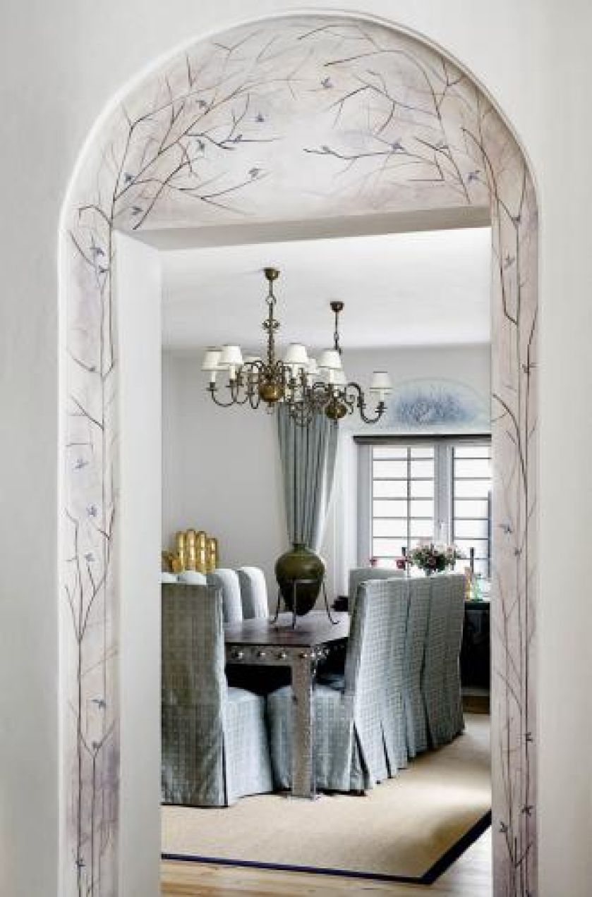 Ptaki wzorowane na rzeźbach Soriano – namalowane wokół drzwi.