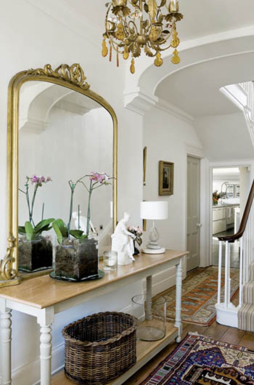 Urodę zachowanych oryginalnych sztukaterii podkreślają białe rzeźbione meble.