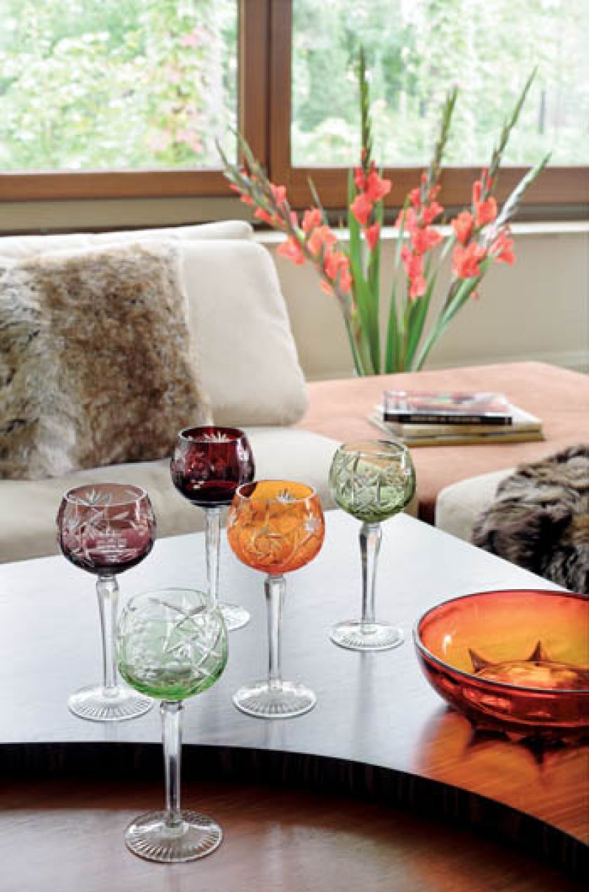 Uwagę w salonie przyciągają kryształowe kieliszki modne w latach 80.