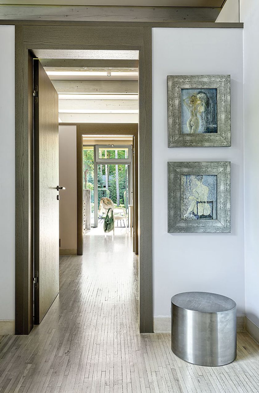 W domu jest aż jedenaścioro drzwi, z każdego pokoju można wyjść do ogrodu.