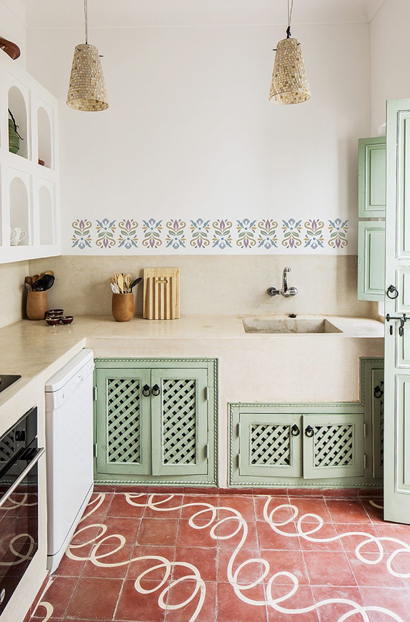 Dekoracja kuchni: jeden wzorzysty szlaczek na ścianie potrafi odmienić styl wnętrza.