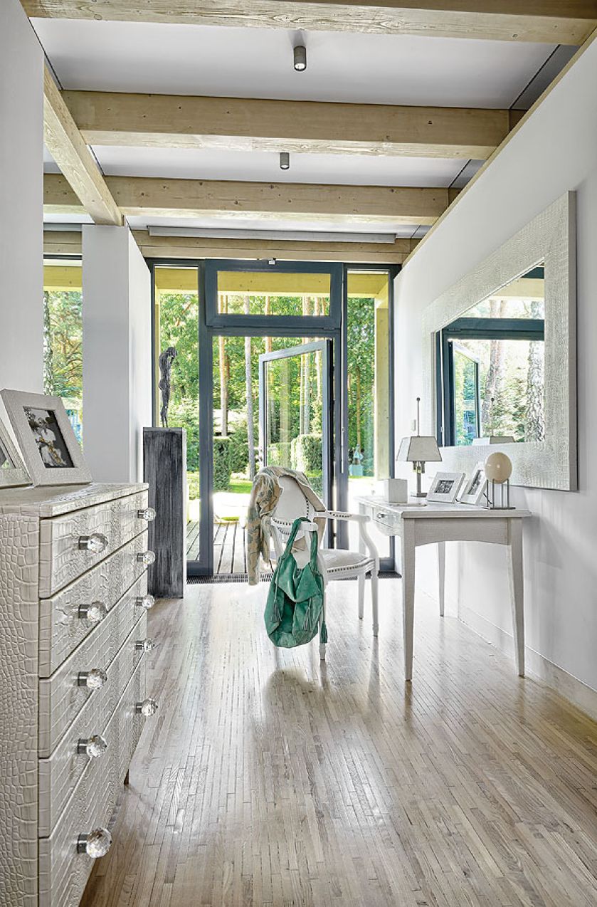 Komoda z kryształowymi gałkami obita skórą to dzieło Philippa Pleina.