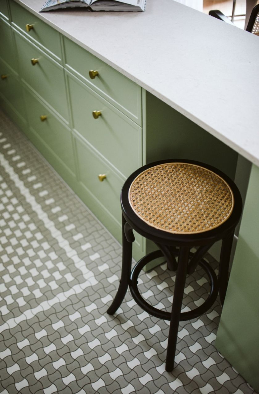 zielono biała kuchnia z gorsecikami na podłodze