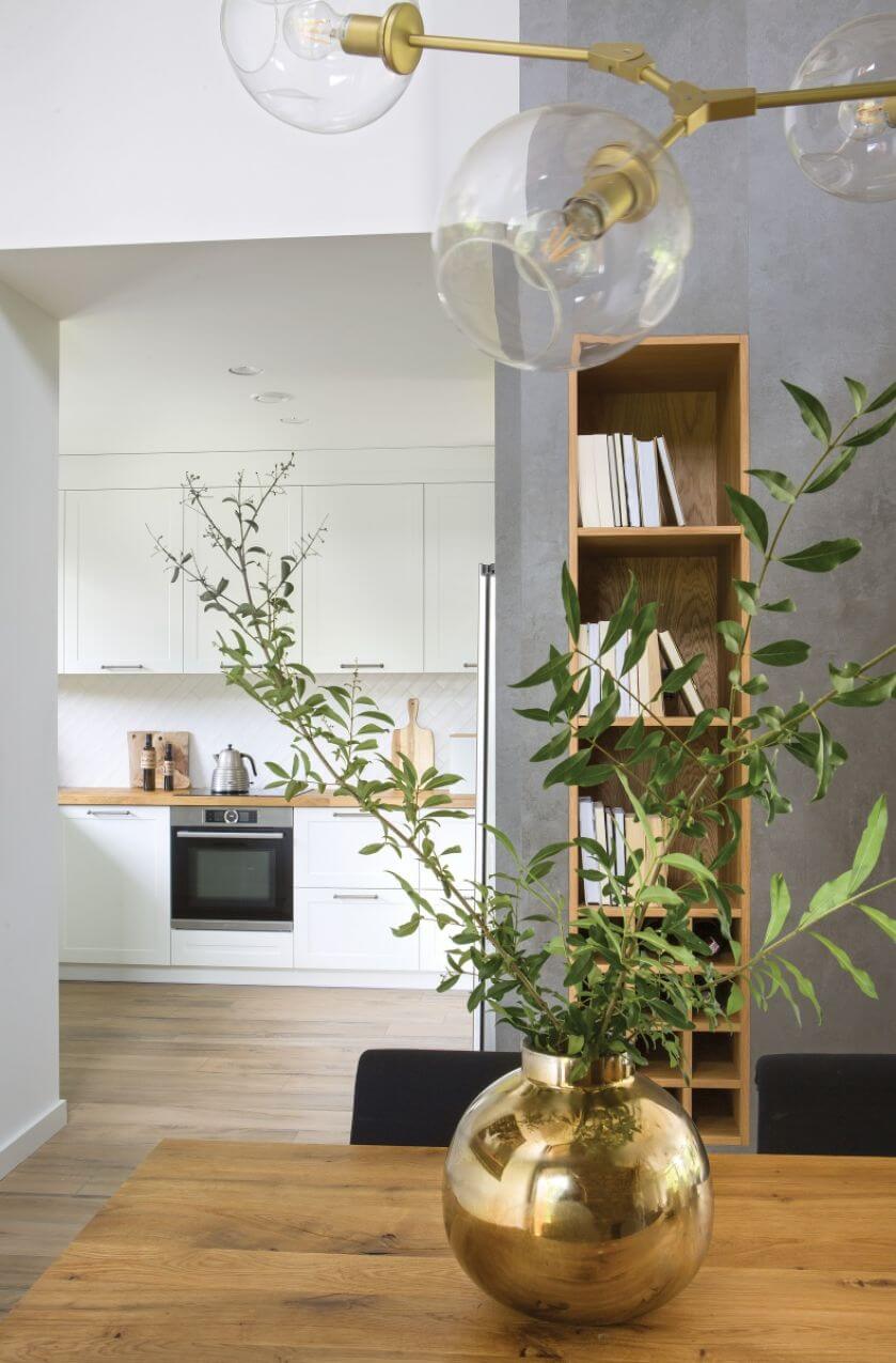 szare wnętrza z drewnem