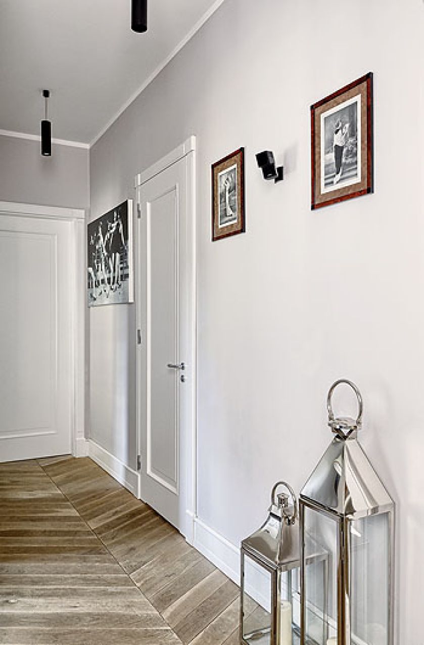 Białe ściany i sztuka. Mieszkanie zrobione na szydełku