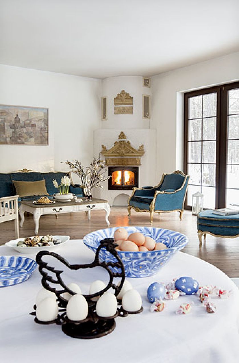 Dekoracje wielkanocne. Biały domek z gankiem