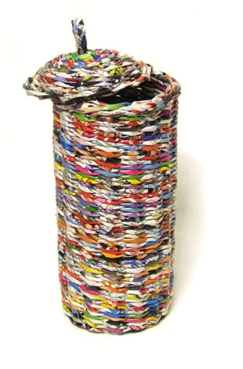 Eco-kosz trwały i praktyczny. Starannie wypleciony z recyclingowego materiału ? makulatury. Projektant: MakkireQu - Magdalena