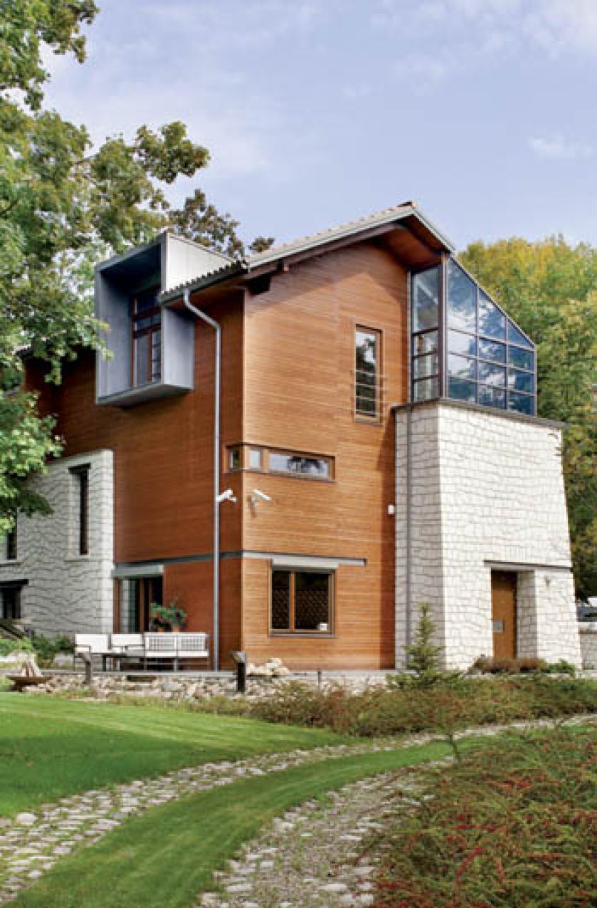 Elewację domu wykonano z drewna sosnowego o mahoniowym odcieniu.