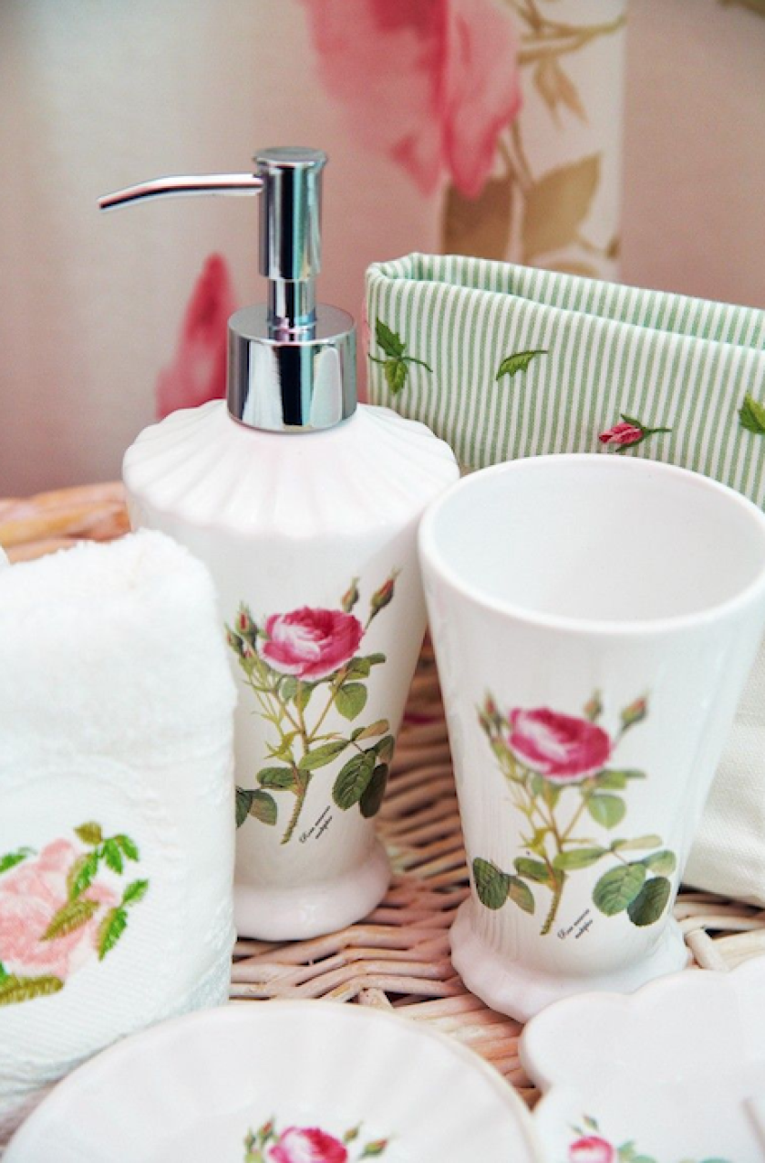 Pojemniczki, dozowniki, kubeczki z motywem róży podbiją niejedno serce.