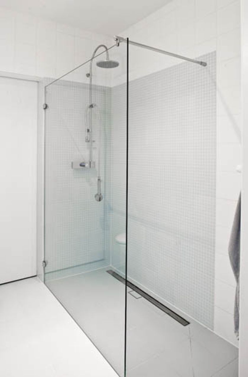 W łazience modny prysznic, którego praktycznie nie widać.