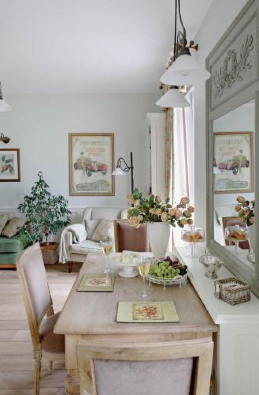 Lustro powieszone nad stołem, na francuską modłę.