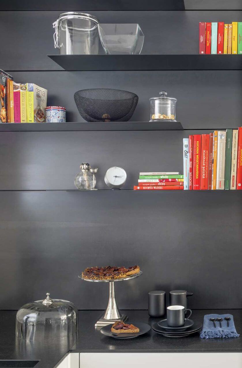 Prosty segment z lat 30. na warszawskim starym Żoliborzu nie zapowiada tego, co czeka za