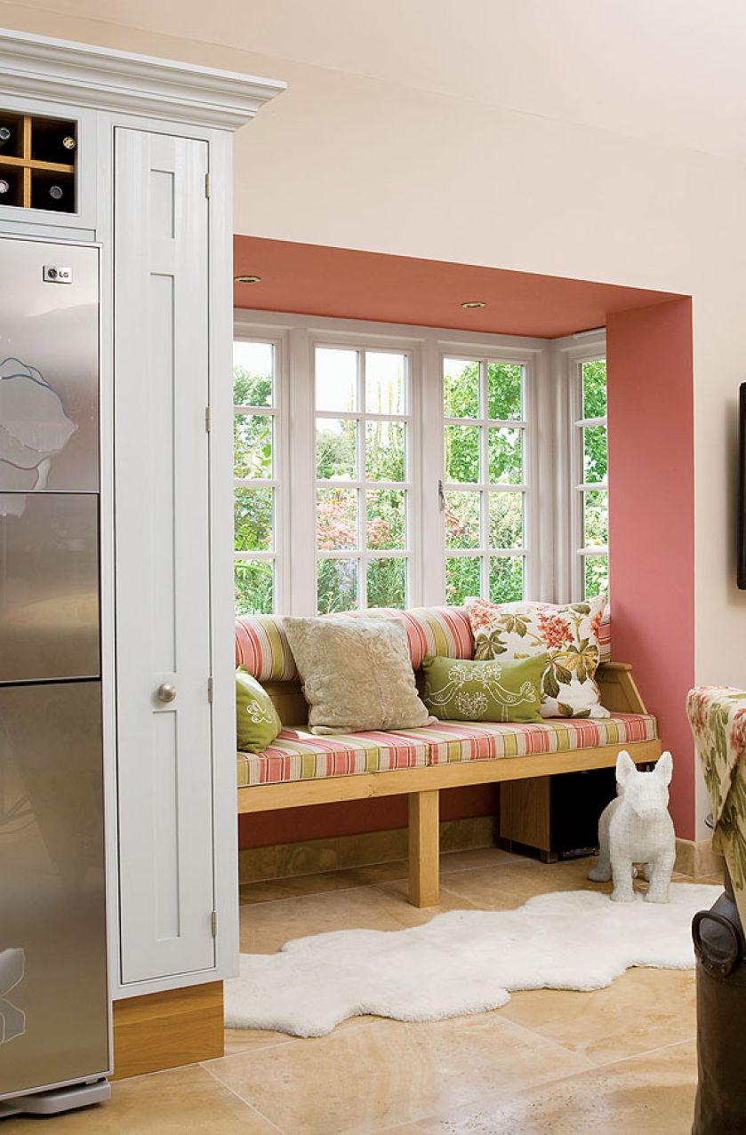 Po oknem możemy postawić ławkę. Jeżeli dołożymy tapicerowane siedzisko i miękkie oparcie, zastapi sofę.