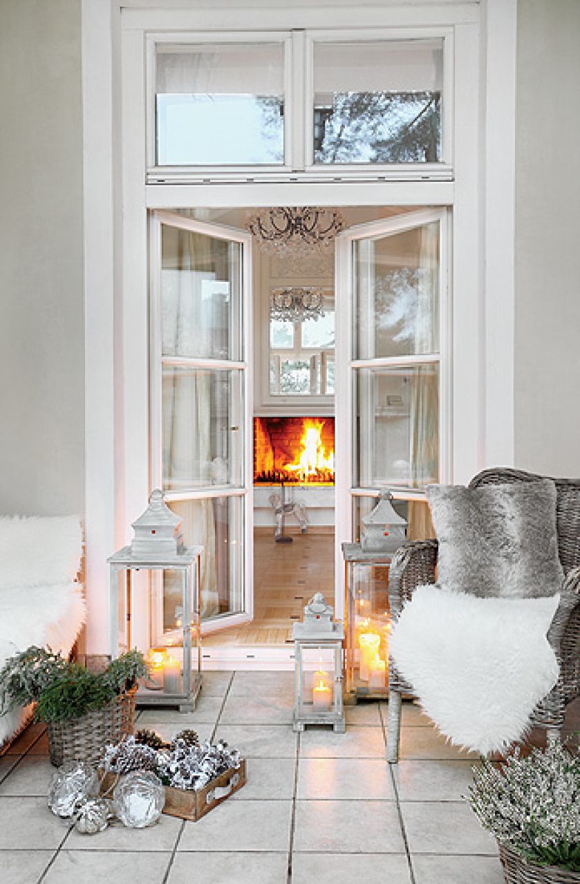 Dwuskrzydłowe drzwi między salonem a jadalnią.