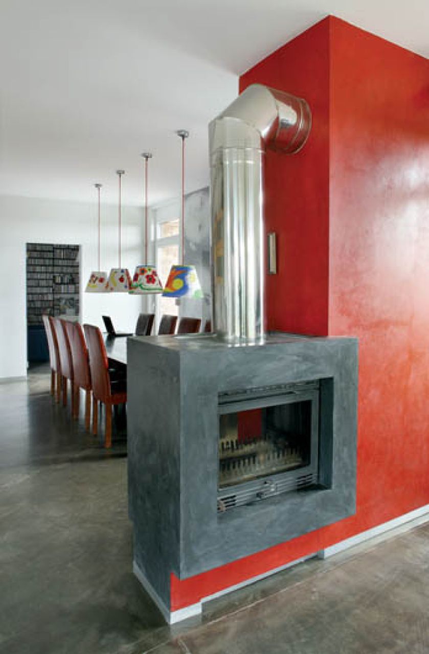 Sto metrów betonowej posadzki Magda wycyklinowała, a potem wylała na nią żywicę. Wytarta ścieżka na