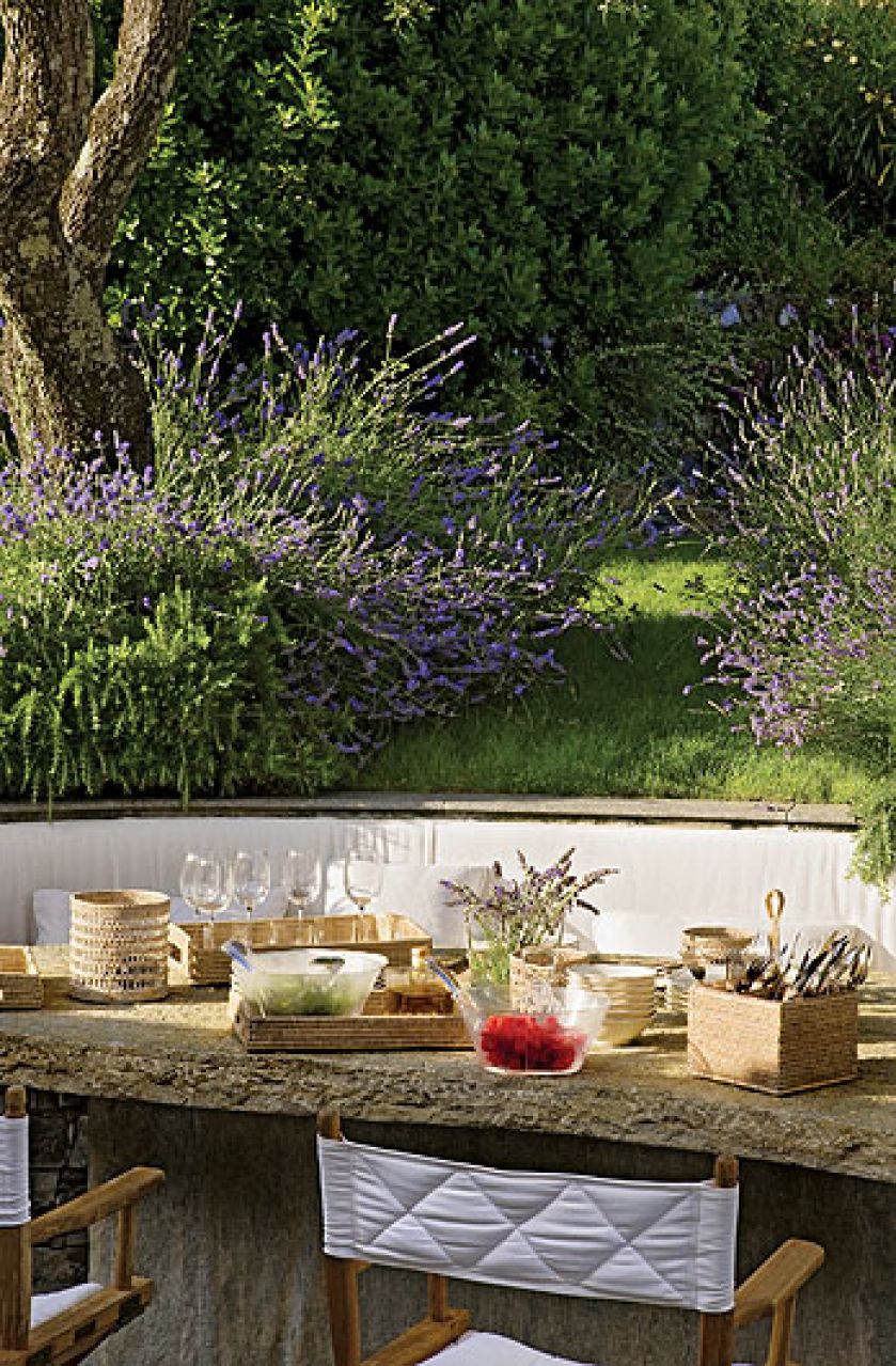 Stół na 12 osób jest zrobiony z jednego kawałka kamienia, z Luserny.