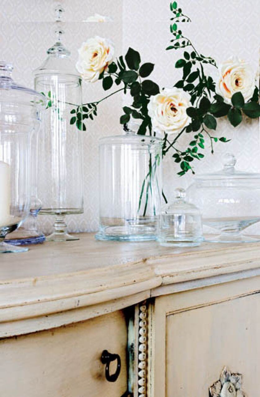 Stylowe pojemniki z bezbarwnego szkła są elegancką dekoracją we wnętrzu, gdzie królują odcienie bieli.