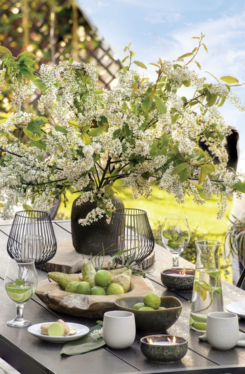 czarno-biały taras dekoracje