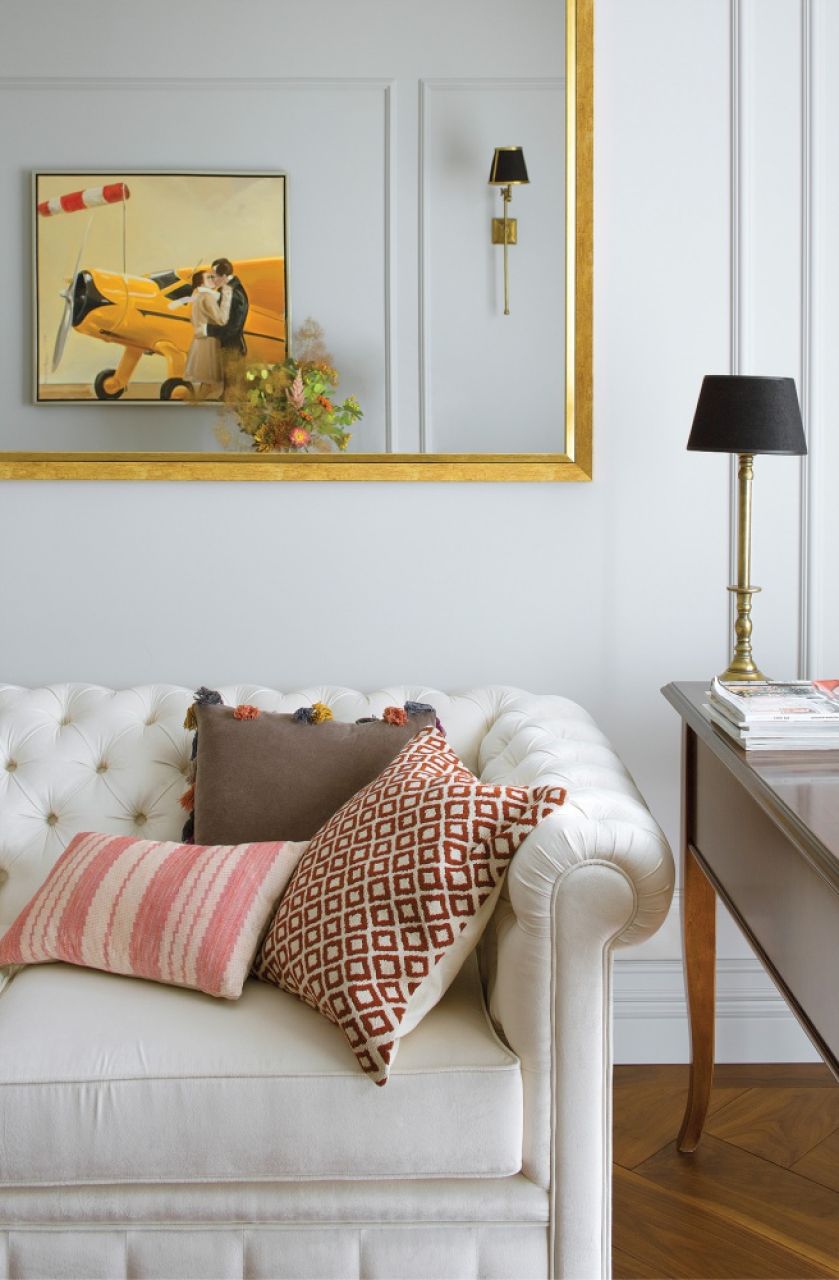 OBRAZ W GABINECIE, PODOBNIE JAK INNE W TYM APARTAMENCIE, POCHODZI Z GALERII KATARZYNY NAPIÓRKOWSKIEJ.