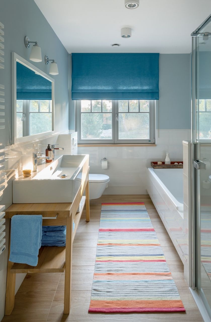 biało-niebieska łazienka z drewnem