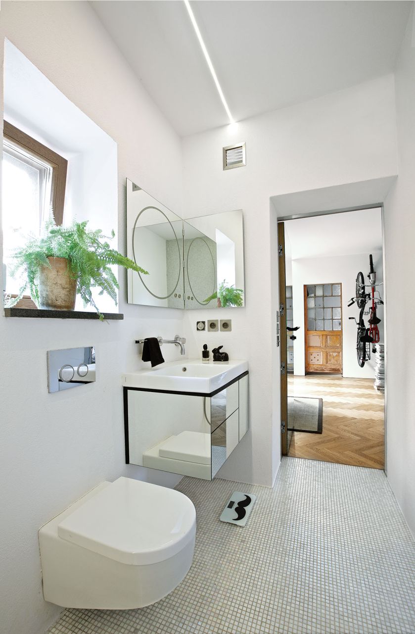 Dom zagadka – wnętrze z parkietem na ścianie