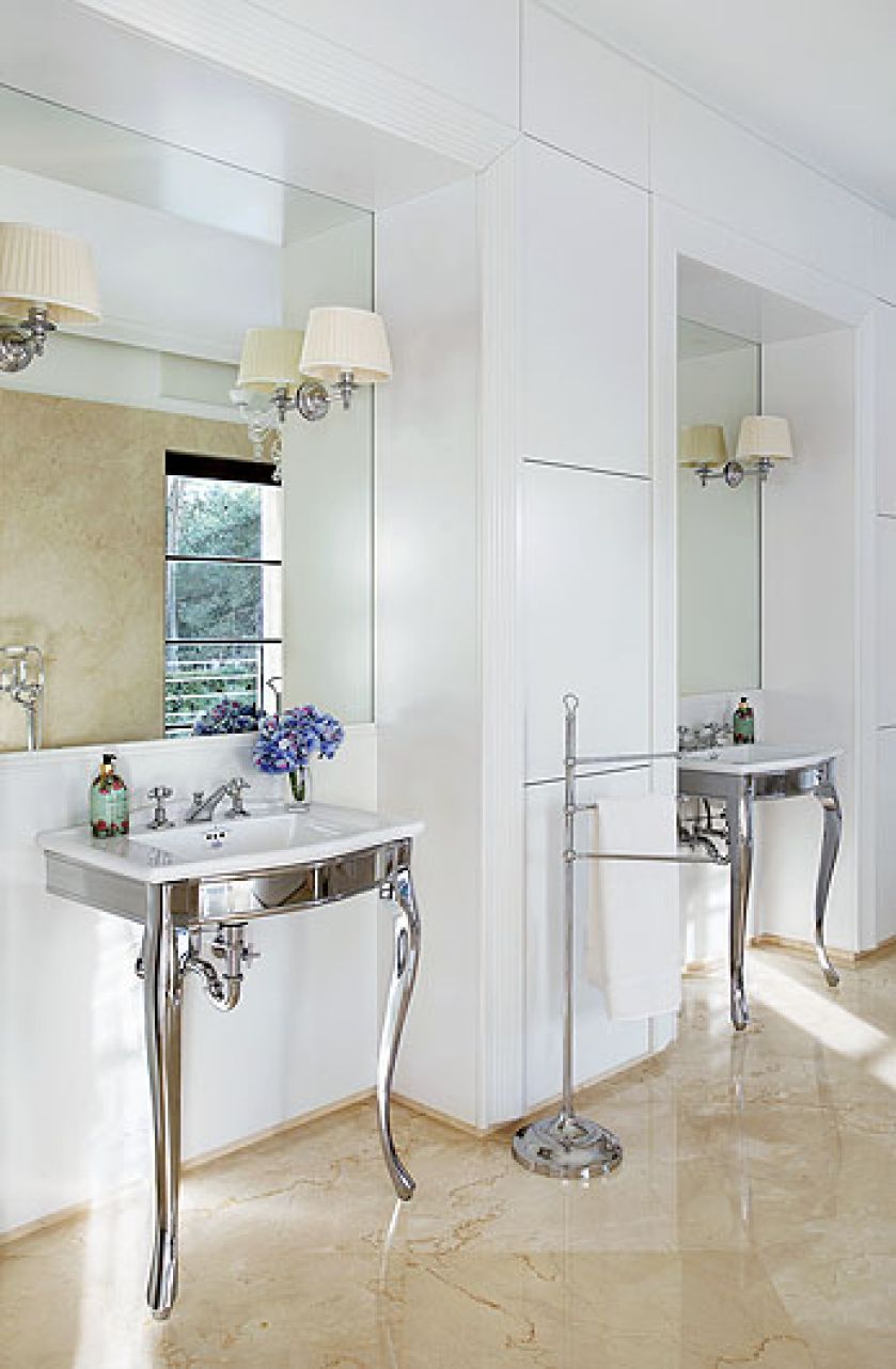 Eleganckie umywalki. Dom otwarty na las